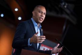 El líder de la minoría en la Cámara de Representantes, Hakeem Jeffries, demócrata de Nueva York, habla con periodistas en el Capitolio, en Washington, el lunes 31 de agosto de 2026.