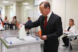 El vicepresidente del Consejo de Seguridad de Rusia y líder del partido Rusia Unida, Dmitri Medvédev, deposita su voto en las elecciones parlamentarias en Moscú, el viernes 18 de septiembre de 2026.