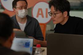 Varias personas instalan el software RedClaw AI en sus laptops, en Beijing, el 22 de marzo de 2026.