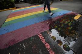 Sombrillas multicolores y pasos peatonales con colores del arcoiris adornan las calles de la Zona Rosa, previo a la 44 marcha anual de la comunidad LGBT+, a celebrarse hoy, sábado 25 de junio, en la capital mexicana.