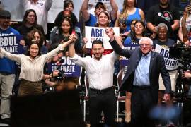 La representante demócrata Alexandria Ocasio-Cortez, el candidato demócrata a las primarias del Senado de por Michigan, Abdul El-Sayed, y el senador Bernie Sanders en Detroit.