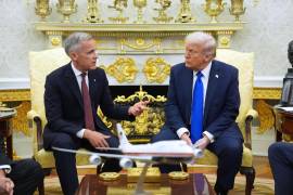 El primer ministro canadiense Mark Carney habla con el presidente estadounidense Donald Trump en la Casa Blanca, el 7 de octubre de 2025, en Washington.