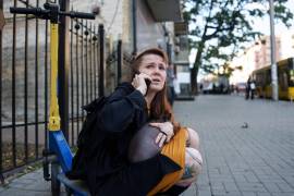 Una mujer reacciona tras un ataque de dron ruso en el centro de Kiev, Ucrania, el lunes 28 de septiembre de 2026.