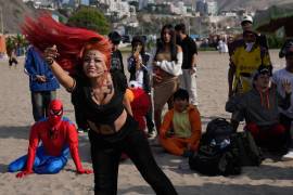 Un participante conocida como “Cíclope” compite en una batalla de “farmear aura” en la playa Las Sombrillas de Lima, Perú, el sábado 29 de agosto de 2026.