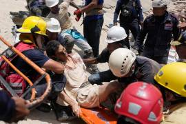 Los rescatistas colocan a Daniel Cordero en una camilla tras sacarlo de entre los escombros dos días después del terremoto que azotó Catia la Mar, Venezuela el viernes 26 de junio de 2026.