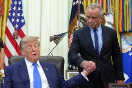 El presidente Donald Trump estrecha la mano del secretario de Salud, Robert F. Kennedy Jr., durante la firma de una orden ejecutiva sobre vacunas, el 10 de agosto de 2026, en el Despacho Oval de la Casa Blanca.