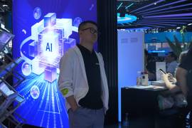 Un visitante, cerca de un puesto sobre inteligencia artificial en la World AI Conference en Shanghái, China, el 17 de julio de 2026.