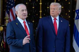 El presidente de Estados Unidos, Donald Trump, escucha al primer ministro israelí Benjamin Netanyahu, en el club Mar-a-Lago, el 29 de diciembre de 2025, en Palm Beach, Florida.