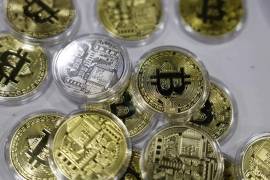 Varias monedas de bitcóin.
