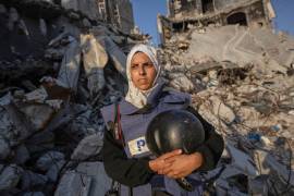 La reportera independiente Mariam Dagga, de 33 años, que trabajó con The Associated Press y otros medios durante la guerra en Gaza, en Jan Yunis, en el sur de la Franja de Gaza, el 14 de junio de 2024.