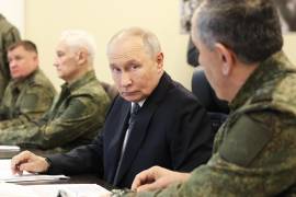 El presidente ruso Vladímir Putin (segundo por la derecha) visita las maniobras militares “Center-2026” en el campo de entrenamiento de Chebarkul, a las afueras de Chebarkul, en la región de Cheliábinsk, Rusia.