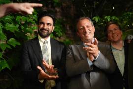 El candidato congresional demócrata Brad Lander con el alcalde de la ciudad de Nueva York Zohran Mamdani, en Nueva York, el 23 de junio del 2026.