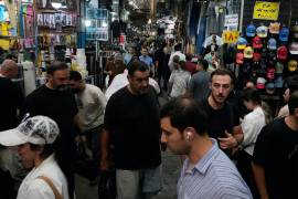 Ciudadanos iraníes en un importante bazar en Teherán, Irán, el 8 de agosto de 2026.