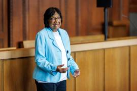La jurista nacida en Sudáfrica y exjefa de derechos humanos de la ONU, Navanethem “Navi” Pillay, en el Foro de Núremberg en Alemania, tras anunciarse que había sido galardonada con el Premio Nobel de la Paz 2026.
