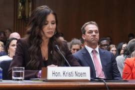 La entonces secretaria de Seguridad Nacional, Kristi Noem y su esposo, Bryon Noem, comparecen ante el Comité Judicial del Senado en el Capitolio de Washington, el 3 de marzo de 2026.