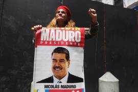Una mujer sostiene un cartel con la imagen del expresidente Nicolás Maduro en un mitin organizado por el gobierno en apoyo a la participación de la presidenta interina Delcy Rodríguez en la ONU, en Caracas.