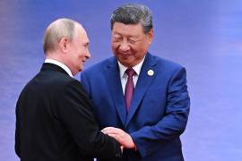 El presidente ruso, Vladímir Putin, a la izquierda, y el presidente chino, Xi Jinping, se saludan en Tianjin, China, el 31 de agosto de 2025.