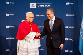 El Papa León XIV le da la mano al Director General de la UNESCO, Khaled El-Enany, a la derecha, mientras visita la sede de la Organización de las Naciones Unidas para la Educación, la Ciencia y la Cultura.
