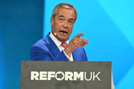 El líder del Partido Reformista, Nigel Farage, señala mientras habla durante la conferencia anual del partido en el National Exhibition Centre de Birmingham, Inglaterra, el viernes 4 de septiembre de 2026.