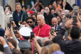 El Papa León XIV saluda a los fieles durante su visita pastoral a Pompeya, Italia, el viernes 8 de mayo de 2026.