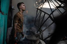 Un voluntario canadiense participa en las labores de búsqueda y rescate tras un ataque diurno con bombas planeadoras rusas en Sloviansk, Ucrania, el 24 de julio de 2026.