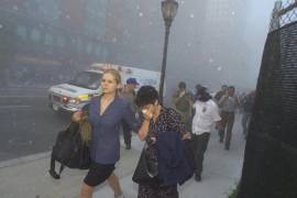 Personas huyen del bajo Manhattan tras el impacto de aviones contra las Torres Gemelas del World Trade Center el 11 de septiembre de 2001 enNueva York.