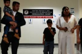 Una familia llega a una corte migratoria para una vista, en Nueva York, el 27 de julio de 2026.