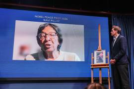 El presidente del Comité Nobel noruego, Jorgen Watne Frydnes, escucha a la galardonada con el Premio Nobel de la Paz, Navanethem Pillay, en el Centro Nobel de la Paz en Oslo, Noruega.
