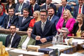 Andy Burnham prestando juramento como diputado en la Cámara de los Comunes, en Londres, Gran Bretaña. La ceremonia tuvo lugar tras la dimisión del primer ministro Keir Starmer.
