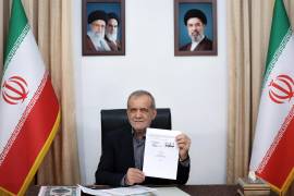 El presidente iraní Masoud Pezeshkian muestra un memorando de entendimiento firmado con el presidente estadounidense Donald Trump destinado a poner fin a la guerra.