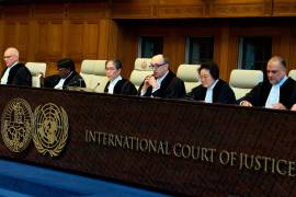 El juez presidente Yuji Iwasawa, tercero por la izquierda, inaugura la sesión de la Corte Internacional de Justicia en La Haya, Países Bajos.