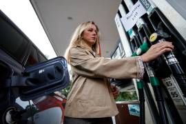 Una clienta llena su vehículo en una gasolinera en Lille, Francia, el jueves 17 de septiembre de 2026.