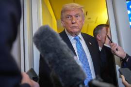 El presidente Donald Trump habla con los periodistas a bordo del Air Force One.