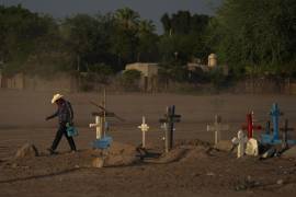 Un indígena yaquí cruza un cementerio donde se encuentra sepultado Tomás Rojo, un activista defensor del agua que fue asesinado en Pótam, estado de Sonora.