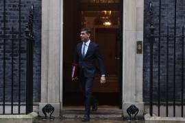 El primer ministro británico, Rishi Sunak, sale de su residencia oficial en el número 10 de Downing Street.