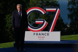 El presidente estadounidense Donald Trump posa para una foto a su llegada a la cumbre del G7, el lunes 15 de junio de 2026, en Evian-les-Bains, Francia