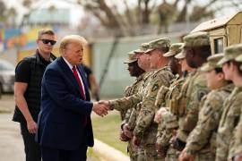 El candidato presidencial republicano y expresidente, Donald Trump, saluda a miembros de la Guardia Nacional en la frontera entre Estados Unidos Y México, el 29 de febrero de 2024, en Eagle Pass, Texas.