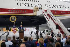 El presidente Donald Trump habla tras recorrer el recién designado avión presidencial Air Force One en la Base Conjunta Andrews, Maryland.