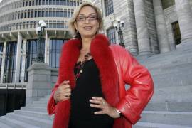 La política neozelandesa Georgina Beyer posa para una foto en el Parlamento en Wellington, el 21 de diciembre de 2006.