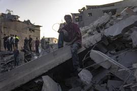 Tras los bombardeos del domingo, los palestinos intentan hallar a sobrevivientes entre los escombros, en el campo de Maghazi, en la Franja de Gaza.