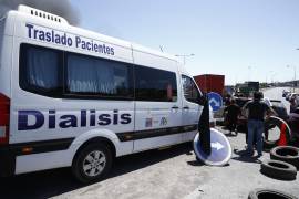 AME5248. IQUIQUE (CHILE), 12/02/2022.- Vehículos detenidos por una barricada puesta por manifestantes durante protestas hoy, sábado en Iquique, Chile. Situada a escasas tres horas de viaje de la frontera con Bolivia, la ciudad chilena de Iquique amaneció hoy bloqueada de nuevo por decenas de camioneros que, junto a una buena parte de los residentes, culpan del incremento de la inseguridad y de la violencia a los cientos de migrantes irregulares que bajan a diario desde el altiplano. EFE/ José Caviedes