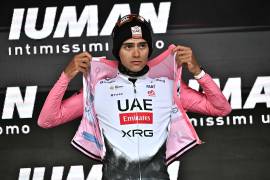 Isaac Del Toro sigue imparable en el Giro de Italia y amplía su ventaja como líder general tras una etapa marcada por la lluvia y las caídas.