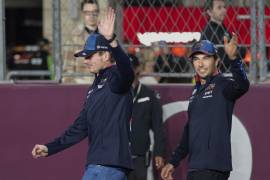 Checo Pérez no tuvo un buen Mundial de Automovilismo, sin embargo, todo parece indicar que seguirá en la escudería donde comparte equipo con Max Verstappen.