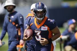 Russell portó por primera vez un uniforme de los Broncos de Denver en una práctica con su nuevo equipo.