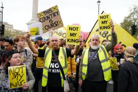 Los manifestantes contra la monarquía se manifiestan cerca de la ruta de la procesión para la coronación del rey Carlos III de Gran Bretaña en Londres.