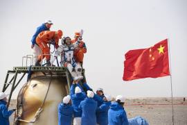 El astronauta chino Zhai Zhigang saliendo de la cápsula de retorno de la nave espacial Shenzhou-13 en el lugar de aterrizaje de Dongfeng en la Región Autónoma de Mongolia Interior, en el norte de China.