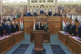 La recién electa presidenta húngara Katalin Novak (c) presta juramento durante su ceremonia de investidura en la sesión plenaria del Parlamento húngaro en Budapest, Hungría. EFE/EPA/Szilard Koszticsak