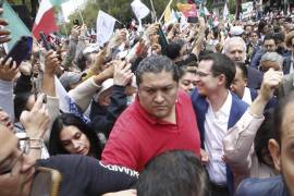 Los senadores Guadalupe Murguía, Marko Cortés, Santiago Creel, y Ricardo Anya saludaron a los manifestantes afuera del Senado, quienes rechazan la ratificación de la Reforma al Poder Judicial.