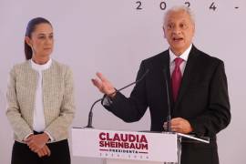 Claudia Sheinbaum, presidenta de México y Víctor Rodríguez Padilla, director de PEMEX, durante una conferencia de prensa en la Casa de Transición, ubicada en la alcaldía Iztapalapa. FOTO: CUARTOSCURO.