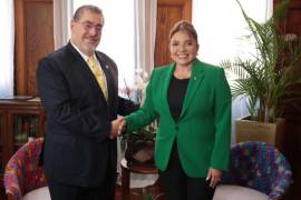 Bernardo Arévalo recibió en Guatemala a la presidenta Xiomara Castro | Foto: AP